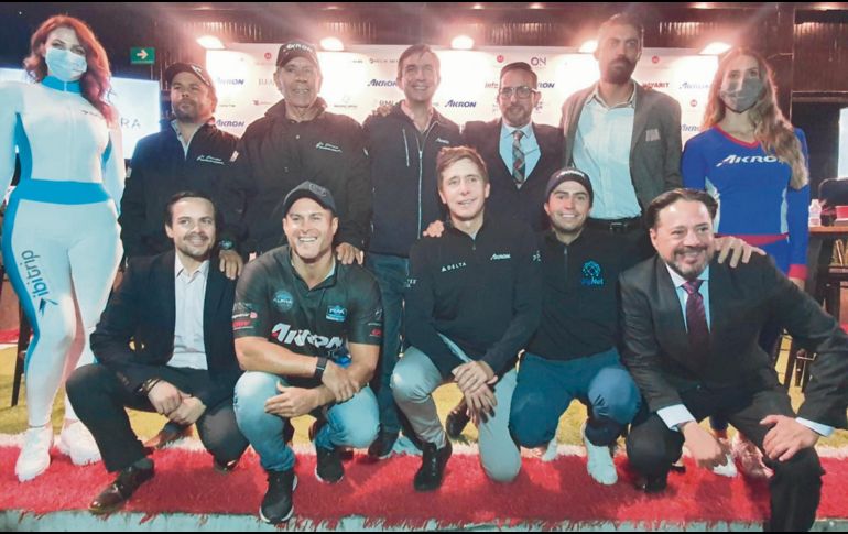 Presentes. Los hermanos Carlos y Álvaro Ortiz estuvieron ayer con ejecutivos de AKRON en el coctel de bienvenida celebrado en el estadio de las Chivas. El Informador/ M. Navarro