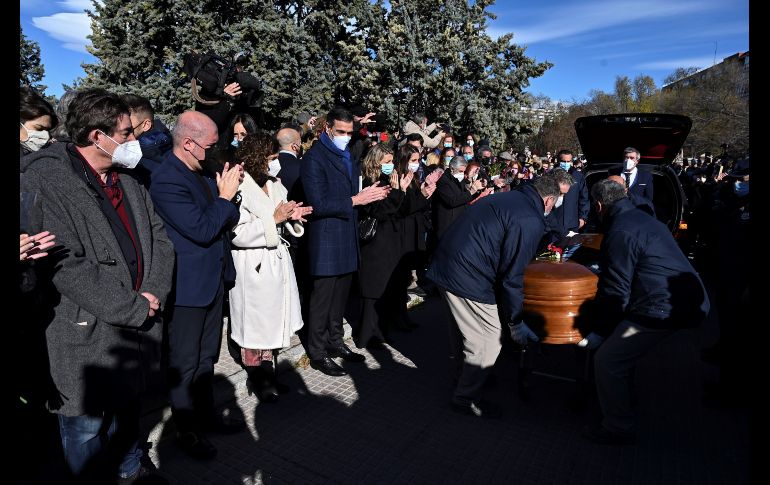 Pedro Sánchez, presidente del Gobierno español, y Yolanda Díaz, vicepresidenta segunda, asistieron al funeral de la escritora. EFE / F. VILLAR