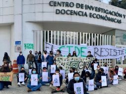 Alumnos del CIDE protestan este lunes frente a las instalaciones del instituto en Ciudad de México. SUN/B. Fregoso