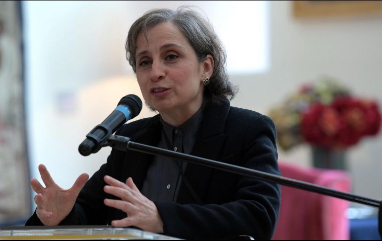 En 2011, ya como parte de MVS, Carmen Aristegui fue despedida por preguntar en su programa si el entonces presidente Felipe Calderón tenía problemas con el consumo de alcohol. EFE / ARCHIVO