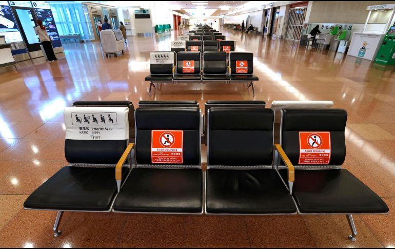 La sala de llegadas en el aeropuerto Haneda, en Tokio, luce vacía este martes. Japón confirmó hoy el primer caso de la variante ómicron en su territorio y Desde hoy prohíbe la entrada de todos los viajeros extranjeros procedentes de otros países,