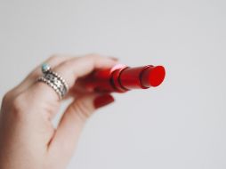 Un labial color rojo es el regalo perfecto para una experta en maquillaje o fanática del mundo de los cosméticos. UNSPLASH/ JULIANA MALTA