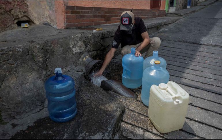 Ante esta situación, los venezolanos deben acudir a ríos, arroyos de montaña, fuentes o cavar pozos en sus domicilios para tener acceso al agua.  EFE/ARCHIVO