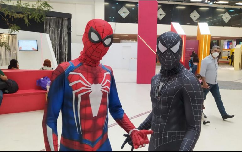 Alexander y Alan vestidos de “Spider-Man” en la FIL 2021. EL INFORMADOR / A. Ceja