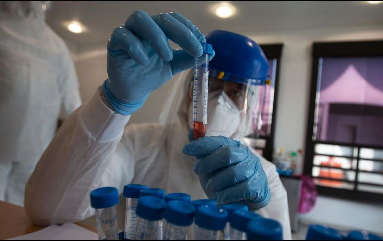 Autoridades de Salud dijeron que el país actualizó los protocolos de vigilancia genómica para efectuar la búsqueda intencionada de la nueva variante de COVID. AP/ARCHIVO