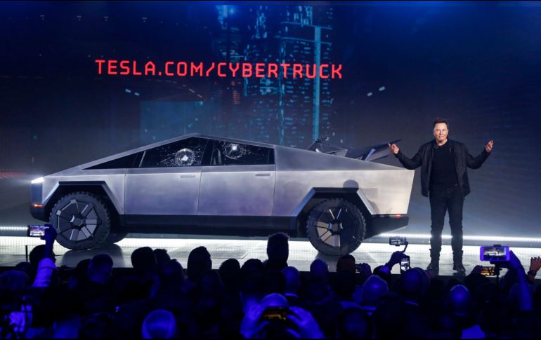 Se espera que el Cybertruck de Tesla empiece a ser producido el próximo año. AP/ARCHIVO