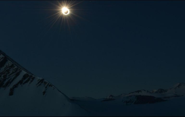 Este sábado, la climatología acompañó la observación con un cielo despejado y los científicos pudieron realizar estudios naturales y medioambientales durante el eclipse.  AFP / F. Trueba