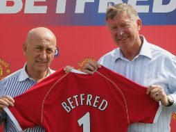 Fred, el hermano mayor de Peter Done, con el legendario entrenador de fútbol Sir Alex Ferguson. GETTY IMAGES