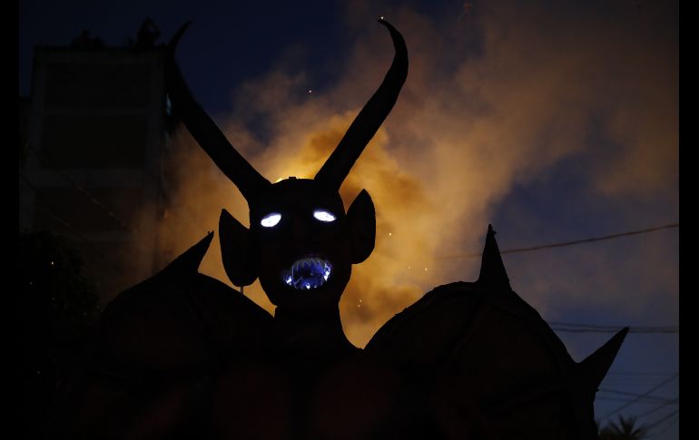A pocos kilómetros del centro de la Ciudad de Guatemala, la piñata de un diablo gigante fue quemada por vecinos de un barrio de la zona 5. EFE/E. Biba