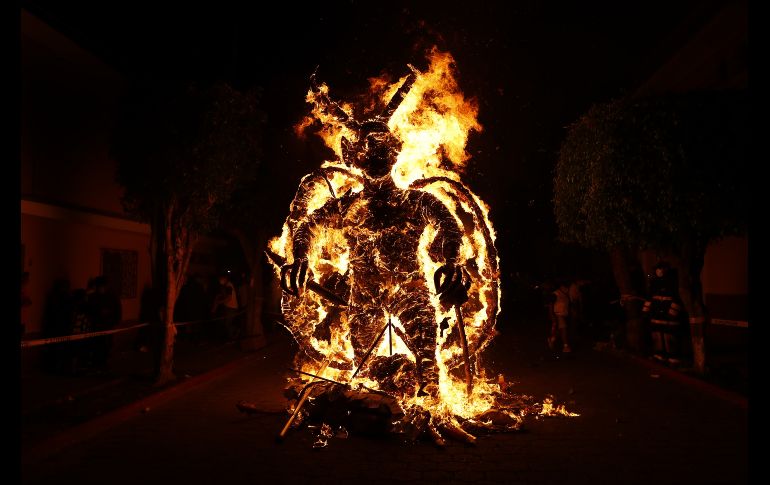 A pocos kilómetros del centro de la Ciudad de Guatemala, la piñata de un diablo gigante fue quemada por vecinos de un barrio de la zona 5. EFE/E. Biba