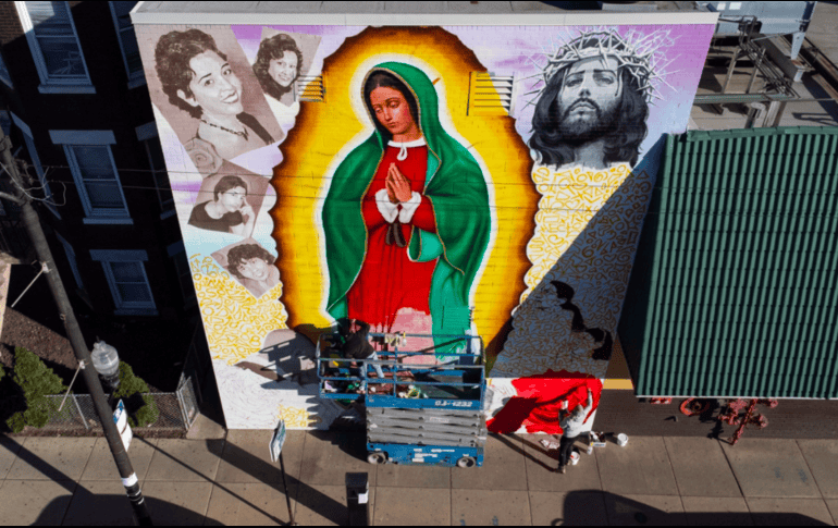 Dieciocho años después de haber pintado un mural de la Virgen de Guadalupe en el barrio más mexicano de Chicago, La Villita, el artista Héctor González decidió intervenirlo. ESPECIAL