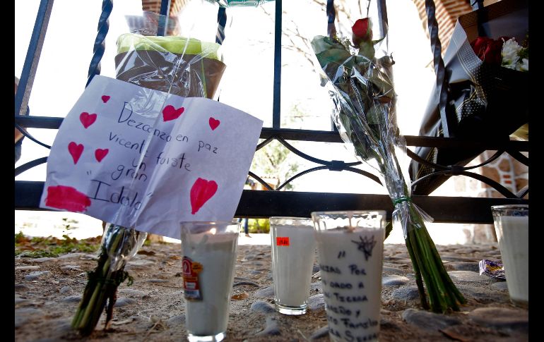 Veladoras, flores y mensajes colocados afuera del rancho. AFP/U. Ruiz