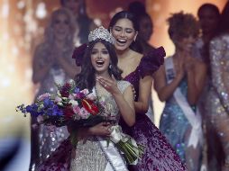 Harnaaz Sandhu, de 21 años, recibió la corona de Miss Universo de la mexicana Andrea Meza. EFE/EPA/A. Safadi