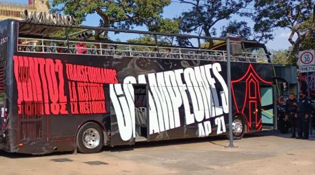 Previo al desfile de celebración, el camión del Atlas llegó a las inmediaciones de la Catedral de Guadalajara, donde se realiza una misa. ESPECIAL/Gobierno de Guadalajara