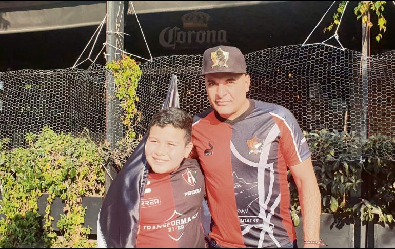 Reconocido. Osorno no quería perderse la fiesta y aprovechó la convivencia. El Informador/ J. Robles