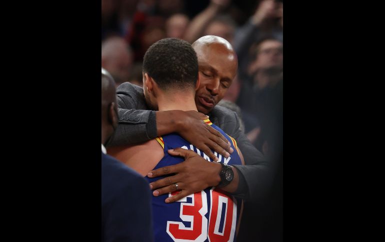 Curry abrazó a Ray Allen luego de superar su marca. AFP/Getty Images/A. Bello