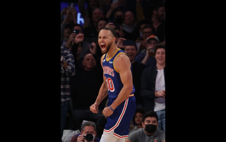Stephen Curry celebra el triple con el que batió el récord de la NBA, esta noche en Nueva York, Estados Unidos. AFP/Getty Images/A. Bello