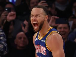 Stephen Curry celebra el triple con el que batió el récord de la NBA, esta noche en Nueva York, Estados Unidos. AFP/Getty Images/A. Bello
