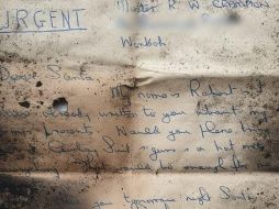 La carta doblada se encontró dentro de un montón de hollín después de que se limpiara la chimenea. SWEEPS CHIMNEY SERVICES