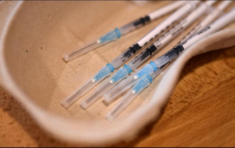 Hay unas 41 vacunas que se encuentran en la tercera fase de ensayos clínicos. AFP / O. Scarff