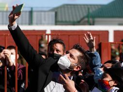 Boric saludó y se tomó fotos con seguidores en Punta Arenas, tras votar en la elección presidencial. AFP/C. Reyes