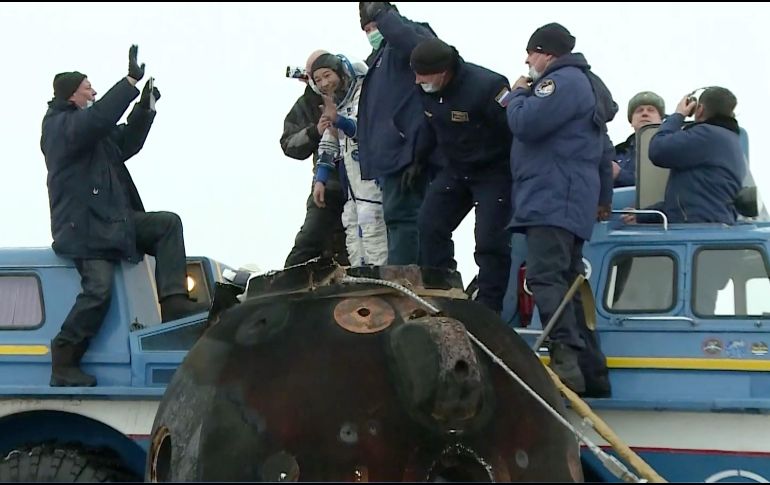 Equipos de rescate ayudan a Yusaku Maezawa a salir de la cápsula rusa Soyuz, tras el aterrizaje en Kazajistán. AP/Agencia Espacial Roscosmos