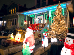 Santa. El personaje adorna una casa en 4229 W. School St. en Irving Park. Especial