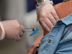 Las vacunas reducen el riesgo de COVID-19, incluido el riesgo de enfermedad grave y muerte entre las personas que están completamente vacunadas. AP / ARCHIVO