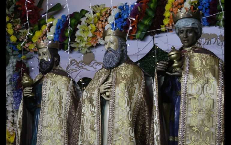 Alrededor de las 10:00 horas, las figuras de los tres Santos Reyes Magos salieron de su parroquia para dar un recorrido en vehículos