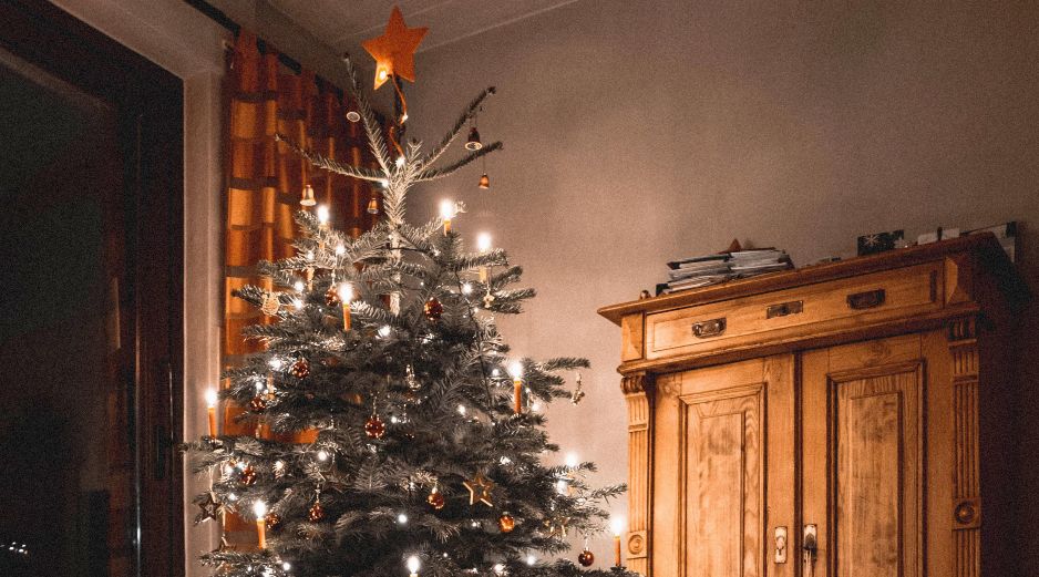 Aunque no existe un consenso sobre cuál es la fecha ideal para retirar el árbol de Navidad, se acosumbra hacerlo inmediatamente después del Día de Reyes Magos. UNSPLASH/ LASSE BERGQVIST
