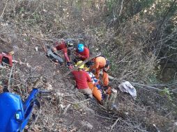 El afectado presentaba lesiones en su columna vertebral y fue llevado al hospital regional de Ciudad Guzmán en estado de salud grave. ESPECIAL/Protección Civil Jalisco