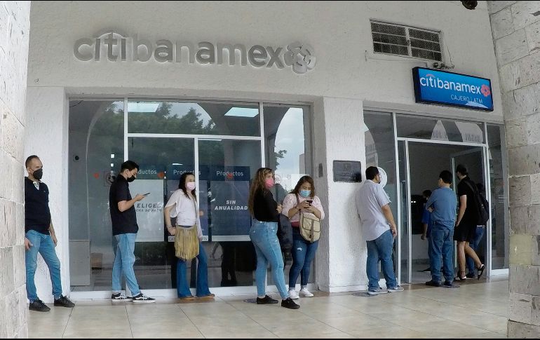 Usuarios del banco siguen realizando sus operaciones de manera normal en las sucursales. EL INFORMADOR/Archivo