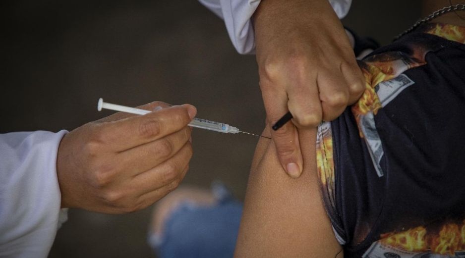 ACCESO. Desde el pasado 3 de noviembre, y por lo menos hasta el próximo mes de marzo, podrás encontrar la vacuna contra la influenza en cualquier unidad médica o clínica del IMSS. XINHUA/S. Armas