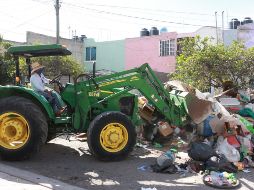 En el arranque del programa se recogieron 18 toneladas de basura que obstruían las banquetas y mitad de la vialidad en el Chirimoyo. ESPECIAL/Gobierno de Tlajomulco