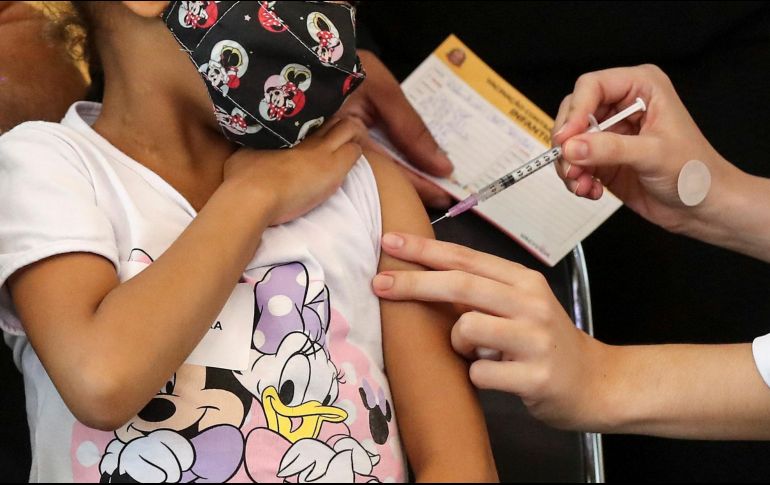 La OMS recomendó la ampliación del uso de una dosis reducida de la vacuna de Pfizer-BioNTech contra la COVID-19 para menores de 12 años. EFE / ARCHIVO