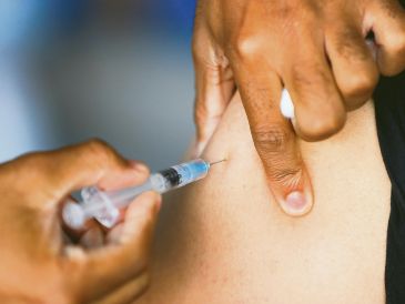 Autoridades de salud de Estados Unidos recomiendan la dosis de refuerzo para pacientes con esquema de una o dos vacunas. EFE/G. mador