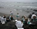Especialistas tratan de restaurar la zona costera afectada por el derrame de petróleo. AP/M. Mejía