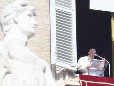 El Papa pidió rezar "para que toda acción e iniciativa política esté al servicio de la fraternidad humana, y no de los intereses partidistas". EFE / C. Peri 