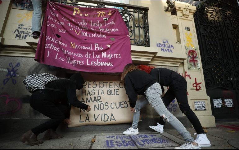 Mujeres hicieron pintadas en los muros y ventanas del edificio, batucada, danza y leyeron un comunicado en el que aseguraron que buscarán justicia. EFE / J. Méndez