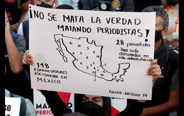 Comunicadores jaliscienses se sumaron a la manifestación nacional con un evento en la Plaza de Armas de Guadalajara.. AFP/ U. Ruiz