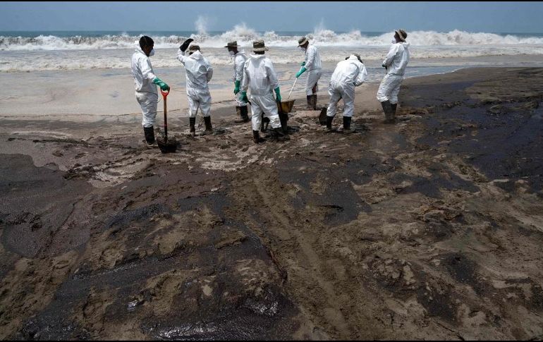 El derrame de petróleo ha causado la muerte de una cantidad indeterminada de peces y aves marinas y dejó sin empleo a pescadores. AFP/C. Bouroncle