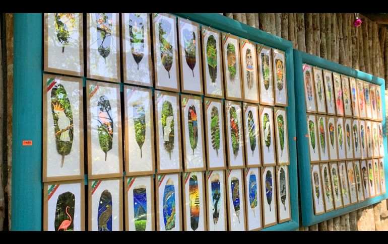 Dentro del parque Xcaret en Quintana Roo, se pueden adquirir plumas pintadas a mano por artesanos. GENTE BIEN JALISCO/ MAITÉ RUIZ VELASCO