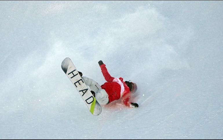 Rina Yoshika cayó de manera terrible al aterrizar en un salto sobre la pista de slopestyle del Genting Snow Park de Zhangjiakou. AP / G. Bull