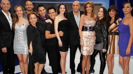 20 años no son nada. Los participantes, al lado de Adela Micha (cuarta de derecha a izquierda) y Pedro Torres (a su lado); conductora y productor de aquella edición. ESPECIAL