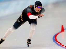 Claudia Pechstein de Alemania compite en el evento de patinaje de velocidad femenino de tres mil metros en Beijing 2022. EFE / R. Pilipey