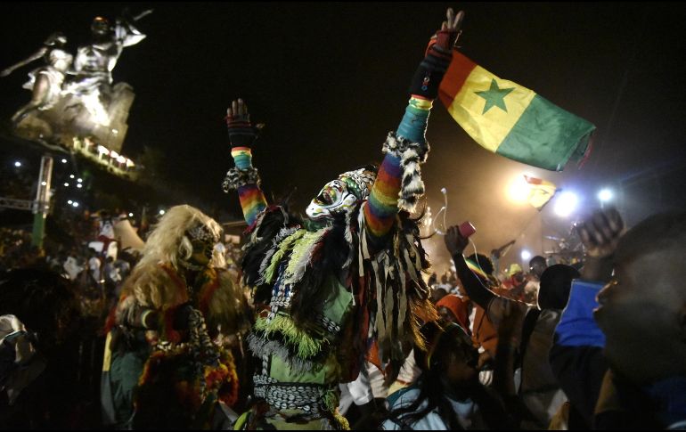 En las calles de Dakar se escuchaban cánticos, ruidos de claxon de los coches y celebraciones por parte de miles de personas. AFP
