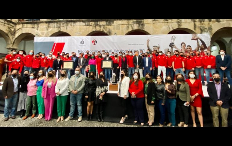 Todos los elementos del primer equipo, incluidos los refuerzos, se dieron cita en el Palacio Legislativo de Jalisco. ESPECIAL / Atlas FC