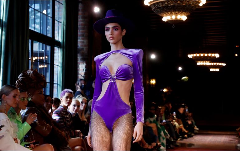 Modelo desfilando para la marca australiana Bronx and Banco en la Colección de Otoño 2022 durante la Semana de la Moda en Nueva York. EFE/J. SZENES