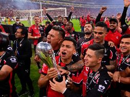 Con su baja, Jairo Torres (con el trofeo) se convierte en el segundo futbolista titular que se va del Atlas después de ser campeón. IMAGO7