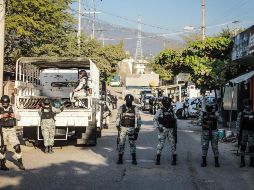 Agentes de la Guardia Nacional vigilan el acceso del penal del Cereso de Acapulco “Las Cruces”. EFE/D. Guzmán